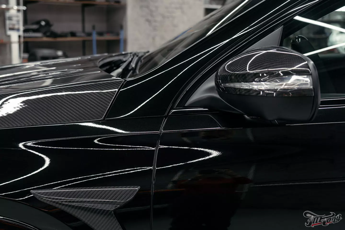 Выкинули BURMESTER 3D из нового Mercedes GLE 63S и установили новую акустическую систему. Выполнили комплексную шумоизоляцию, построили выхлопную систему, установили обвес Larte, оклеили полиуретаном